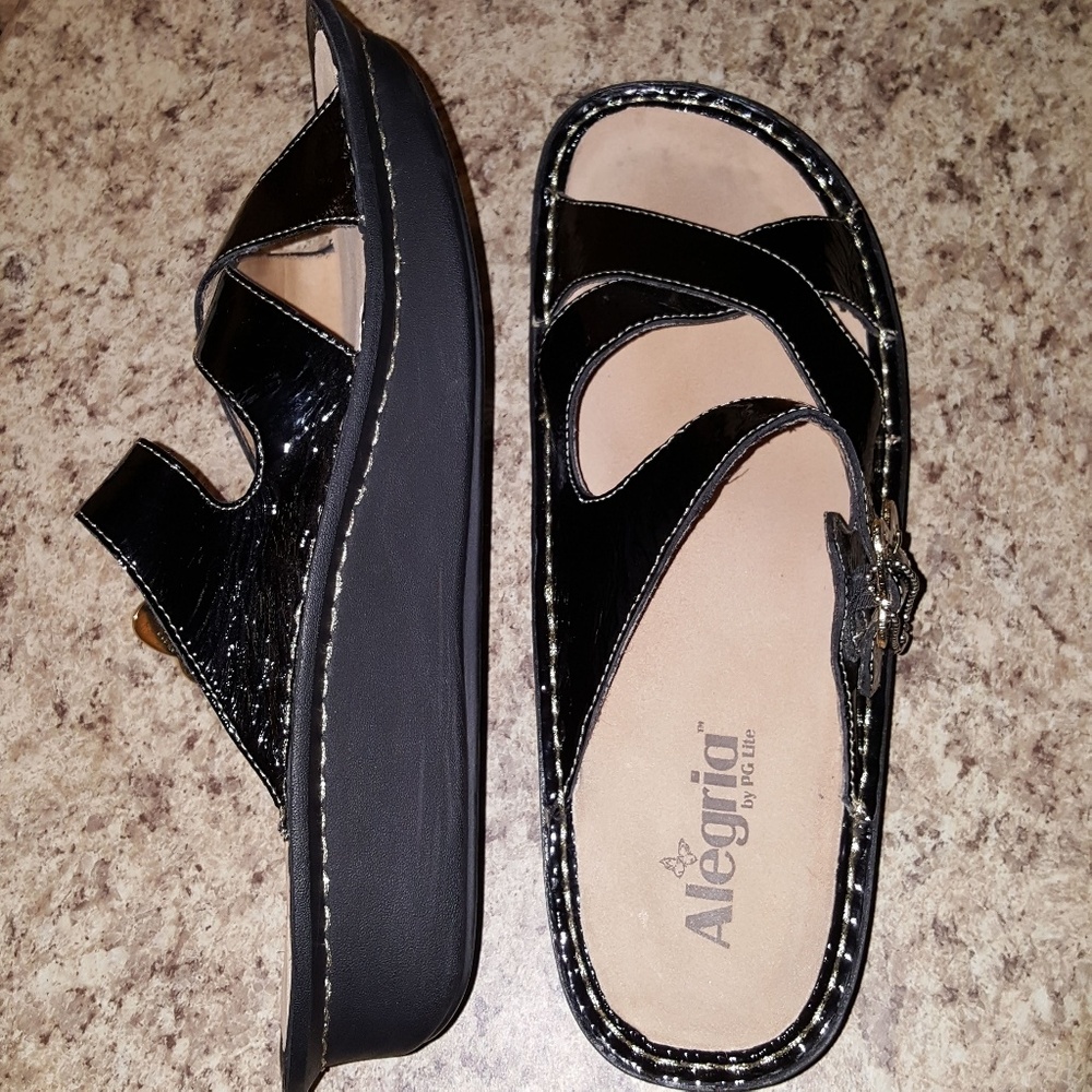 NWOB Alegria PG Lite Metallic Black Leather Clogs